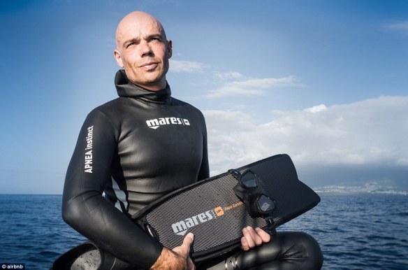 32A2A01000000578-3513560-Fred_Buyle_a_world_record_breaking_freediver_underwater_photogra-a-13_1459244318258